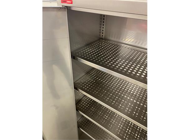VERKSTEDSKAP RUSTFRITT B1000 D500 H1800 m/perforerte hyller for enkelt renhold 