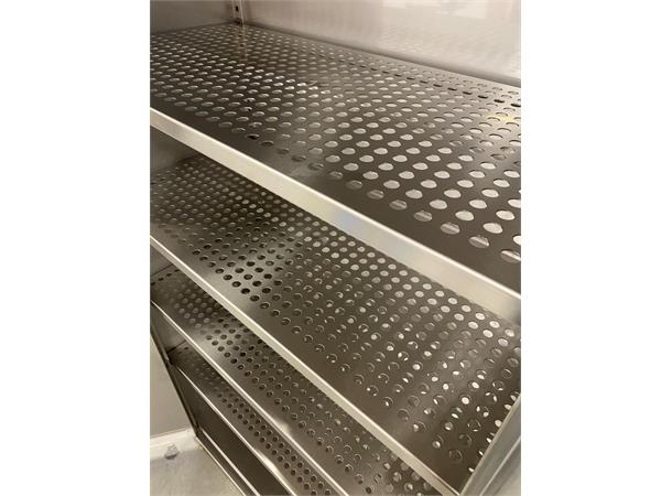 VERKSTEDSKAP RUSTFRITT B1000 D500 H1800 m/perforerte hyller for enkelt renhold 